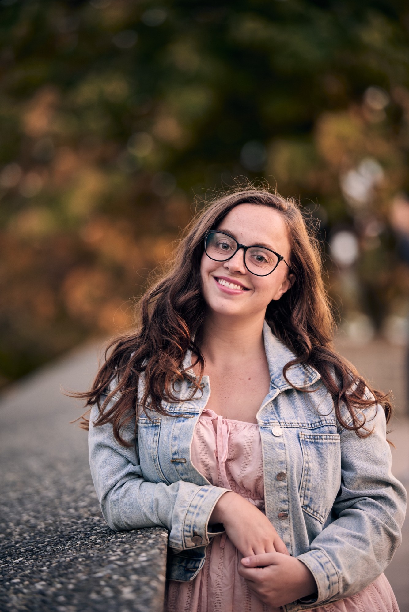 Portrait naturel d’Eve souriante dans le Vieux-Québec